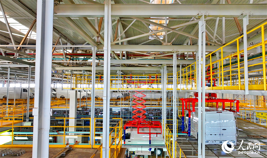 半成品新能源汽車在智能立體生產線上有序傳輸。人民網 朱海鵬攝