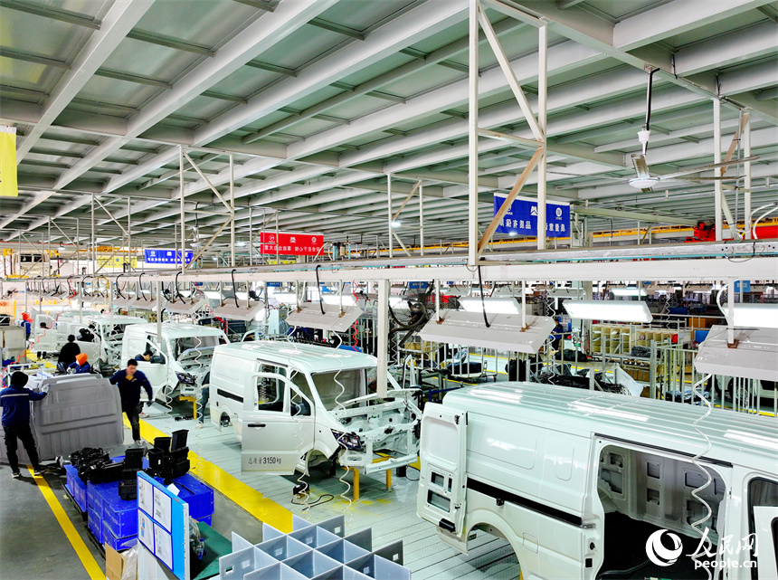 半成品新能源汽車在智能立體生產線上有序傳輸。人民網 朱海鵬攝