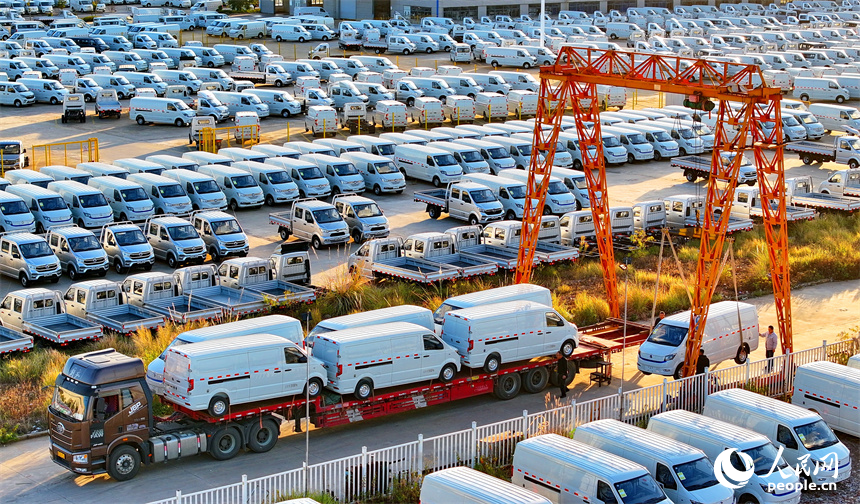 工人在裝運銷往各地市場的新能源電動快遞運輸車，力爭實現新年首季“開門紅”。人民網 朱海鵬攝