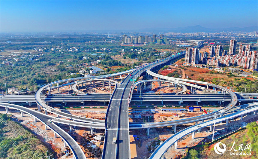 贛州市贛南大道快速路四標項目（蓉江段）的一處互通立交雛形初現。人民網 朱海鵬攝