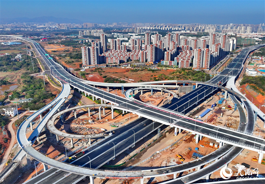 贛州市贛南大道快速路四標項目（蓉江段）的一處互通立交雛形初現。人民網 朱海鵬攝