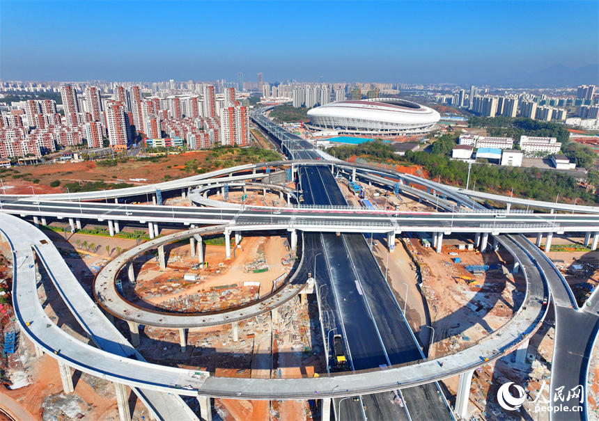 贛州市贛南大道快速路四標項目（蓉江段）的一處互通立交雛形初現。人民網 朱海鵬攝