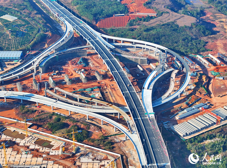 贛州蓉江三路快速路的一處互通立交建設點，工人在加緊施工。人民網 朱海鵬攝