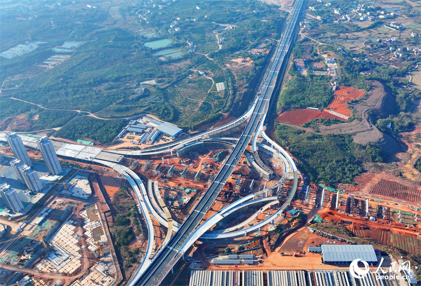 贛州蓉江三路快速路的一處互通立交建設點，工人在加緊施工。人民網 朱海鵬攝