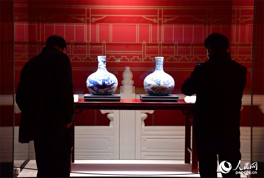 游客們正在“御瓷歸來”主題特展展廳觀賞明清御瓷精品。 人民網記者 時雨攝