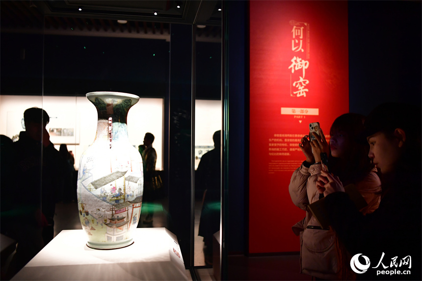 游客們正在“御瓷歸來”主題特展展廳觀賞明清御瓷精品。 人民網記者 時雨攝