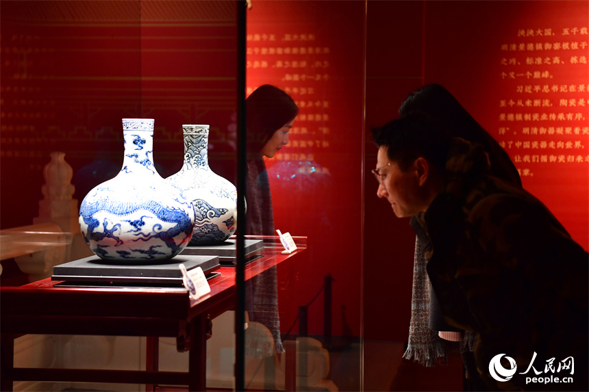 游客們正在“御瓷歸來”主題特展展廳觀賞明清御瓷精品。 人民網記者 時雨攝