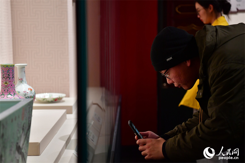 游客們正在“御瓷歸來”主題特展展廳觀賞明清御瓷精品。 人民網記者 時雨攝