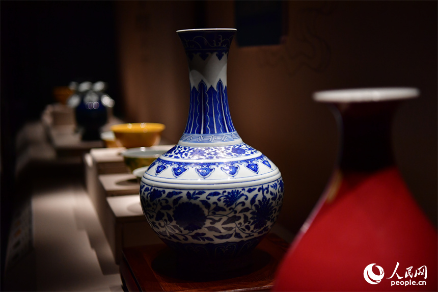 青花纏枝蓮紋賞瓶。 人民網記者 時雨攝