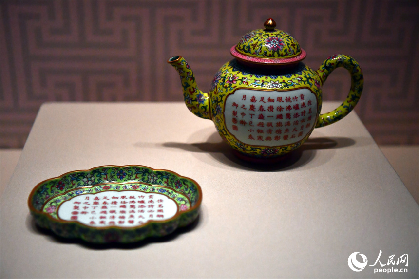 綠地粉彩嘉慶御制詩海棠式茶盤（左）黃地粉彩嘉慶御制詩茶壺（右）。 人民網記者 時雨攝