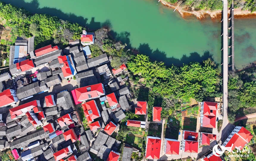 空中俯瞰贛州市南康區鏡壩鎮，農房鱗次櫛比，山清水秀景色美。人民網 朱海鵬攝
