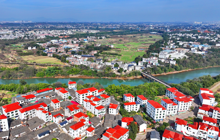 空中俯瞰贛州市南康區鏡壩鎮，農房鱗次櫛比，山清水秀景色美。人民網 朱海鵬攝