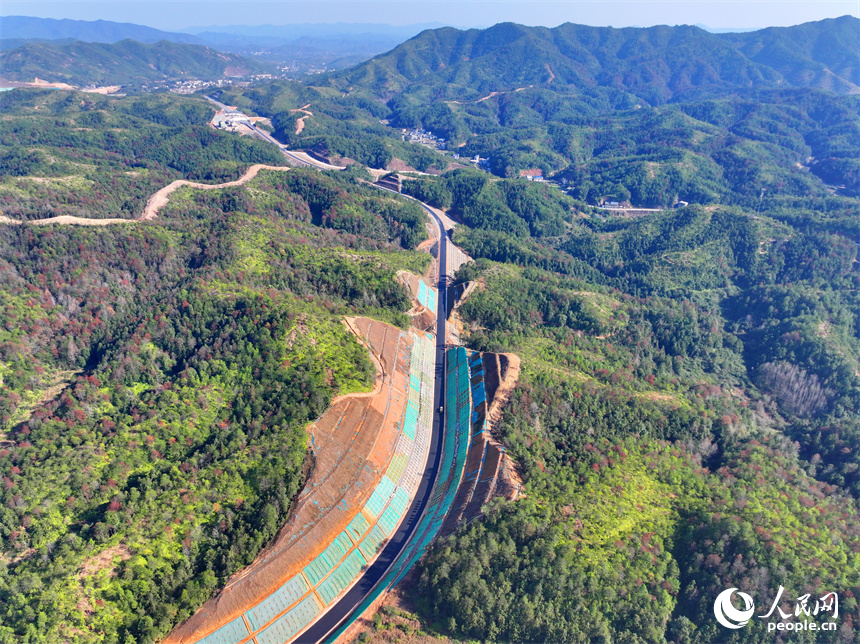 贛州市會昌縣白鵝鄉洋口村，工人在鋪設柏油路，一派忙碌的施工景象。人民網 朱海鵬攝
