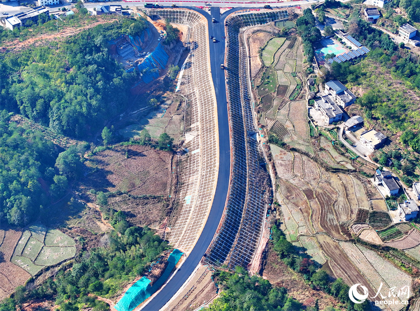 贛州市會昌縣白鵝鄉洋口村，工人在鋪設柏油路，一派忙碌的施工景象。人民網 朱海鵬攝