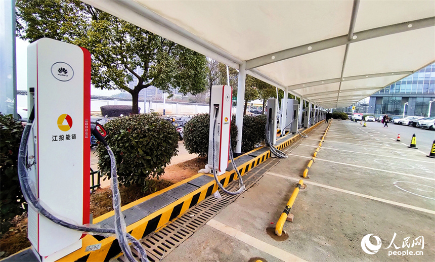 南昌紅谷灘區芳華路充電站。 人民網記者 時雨攝