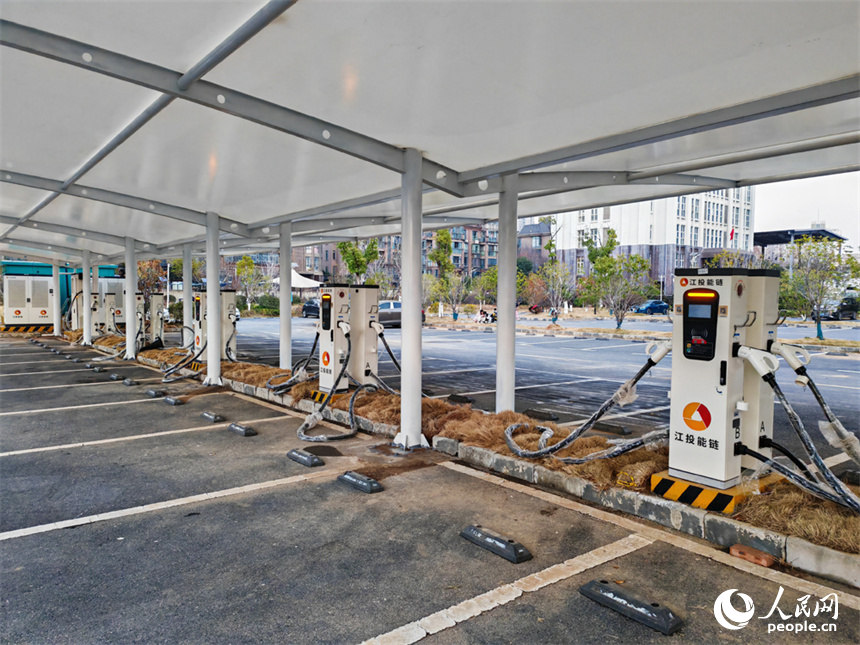 南昌紅谷灘區麗景路的充電站。 人民網記者 時雨攝
