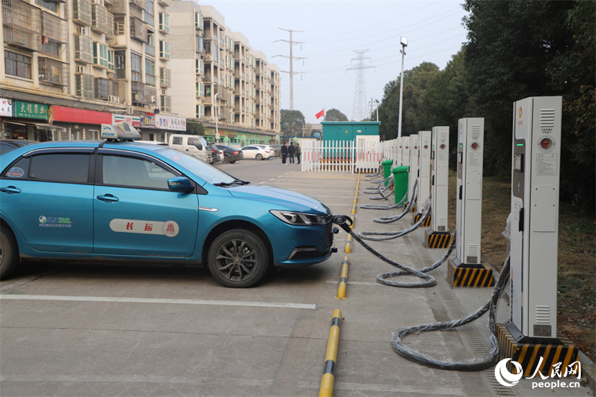 一輛新能源出租車正在充電站充電。 人民網記者 時雨攝
