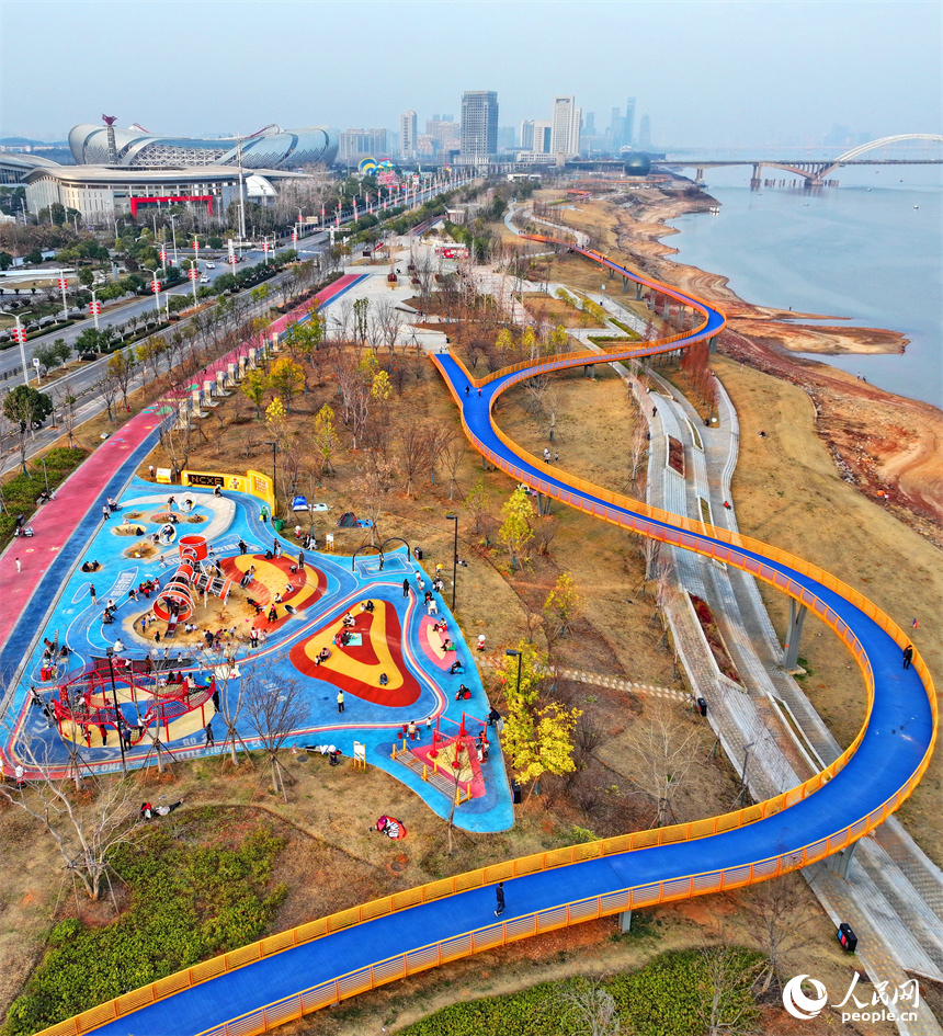 南昌市紅谷灘區，許多市民來到贛江沿岸的公園休閑健身，欣賞美景。人民網 朱海鵬攝