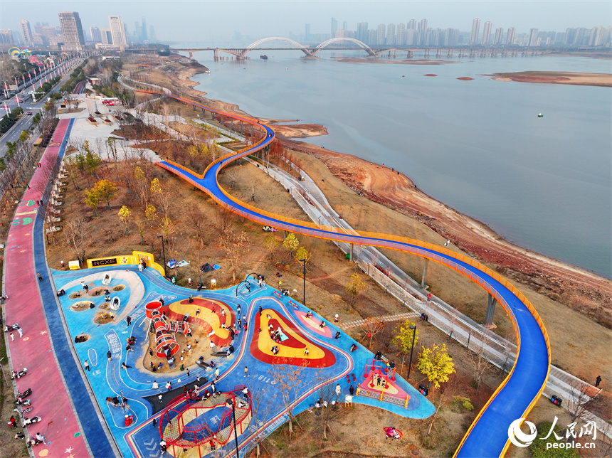 南昌市紅谷灘區，許多市民來到贛江沿岸的公園休閑健身，欣賞美景。人民網 朱海鵬攝