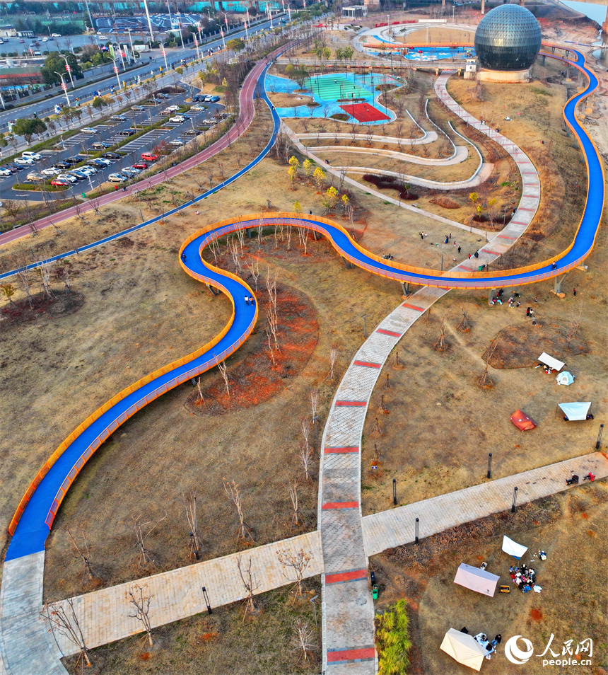 南昌市紅谷灘區，許多市民來到贛江沿岸的公園休閑健身，欣賞美景。人民網 朱海鵬攝