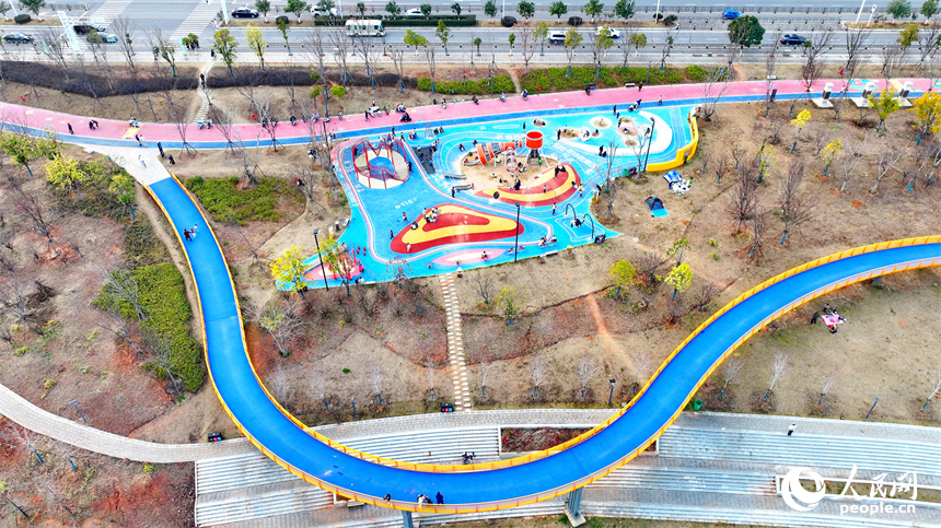 南昌市紅谷灘區，許多市民來到贛江沿岸的公園休閑健身，欣賞美景。人民網 朱海鵬攝