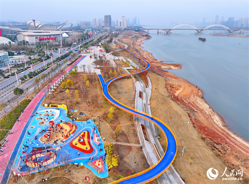 南昌市紅谷灘區，許多市民來到贛江沿岸的公園休閑健身，欣賞美景。人民網 朱海鵬攝