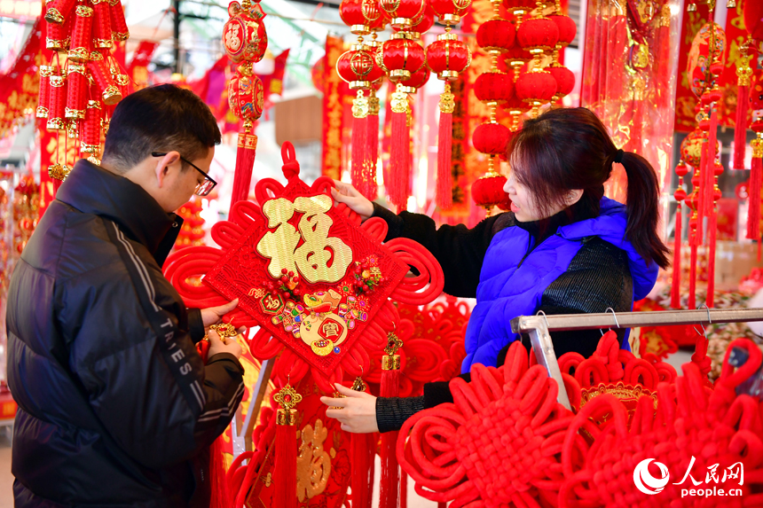 市民正在新洪城大市場選購春節飾品。 人民網記者 時雨攝