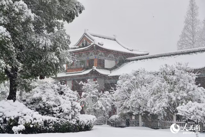 大雪飄落南昌，城市銀裝素裹。 人民網記者 時雨攝