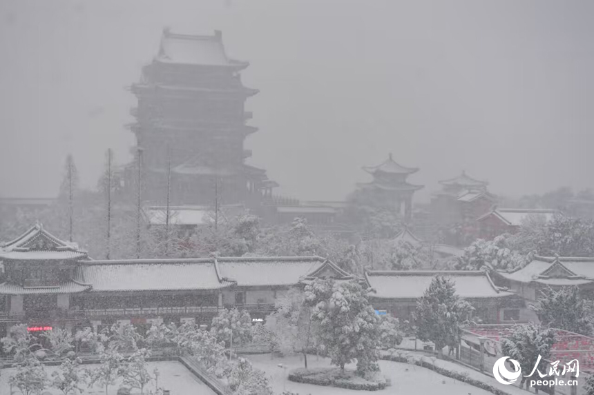 大雪飄落南昌，城市銀裝素裹。 人民網記者 時雨攝