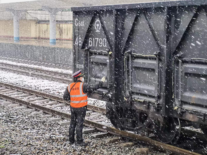 宜春車務段新余站外勤助理值班員對列車進行試風作業、涂打粉標。王志剛攝