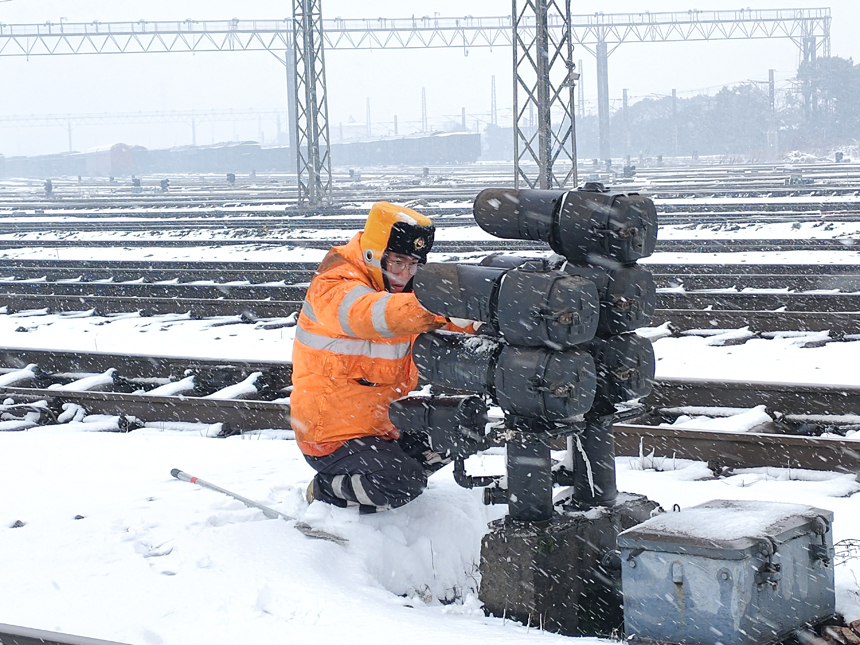 南昌電務段信號工在向塘西站六場檢查設備狀態。文敬懿攝