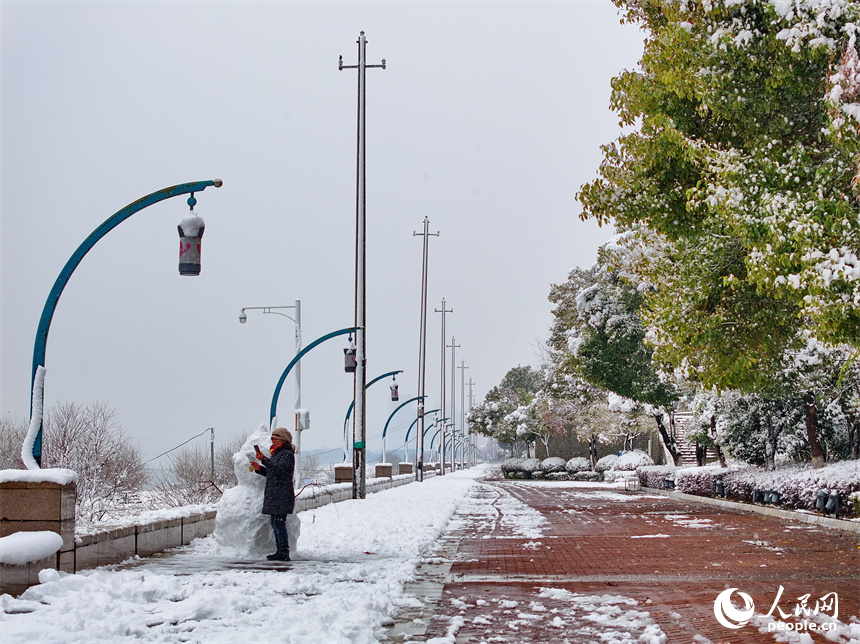無人機航拍的南昌市紅谷灘區銀裝素裹、白雪皚皚，城市雪景美如畫。人民網 朱海鵬攝