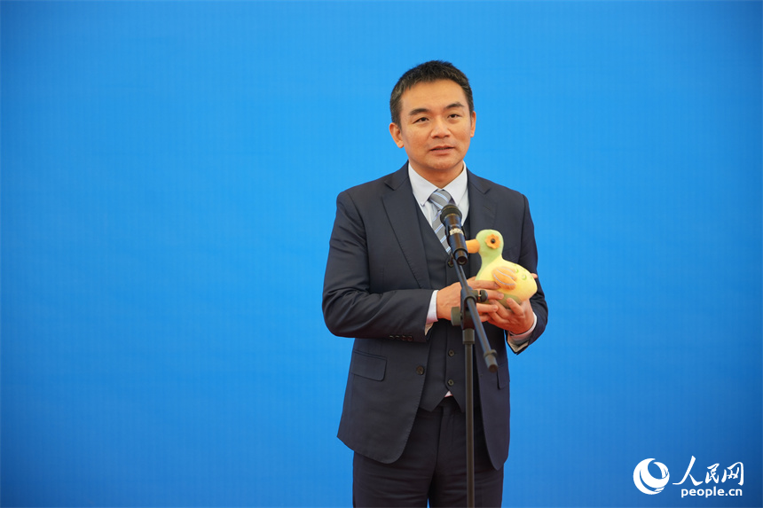 翁彥?。簜鞒?、創新陶瓷文化 陶瓷人重擔在肩、當仁不讓江西省政協委員、景德鎮御窯博物院院長翁彥俊暢談了其團隊對陶瓷文化傳承創新的一些嘗試。