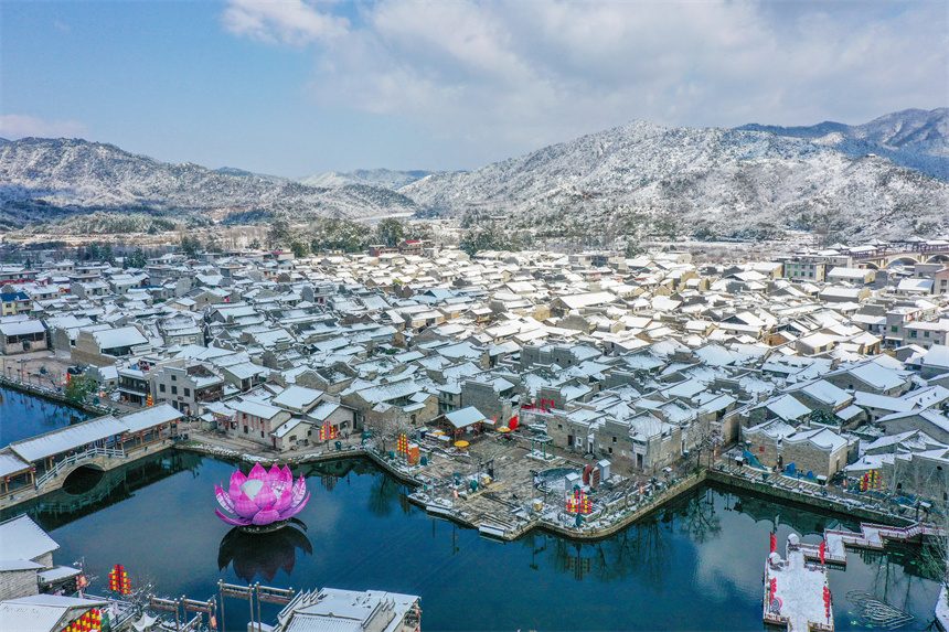 大雪覆滿古建筑群落，到處都是銀裝素裹的景象。黃煜攝