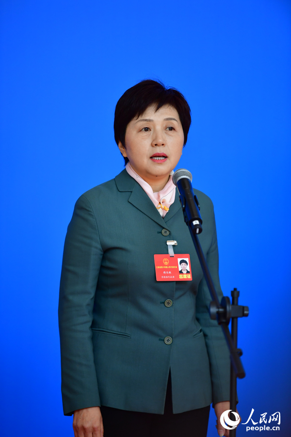 江西省人大代表、景德鎮陶瓷文化傳承創新中心陶瓷藝術工作者傅長敏。 人民網記者 時雨攝