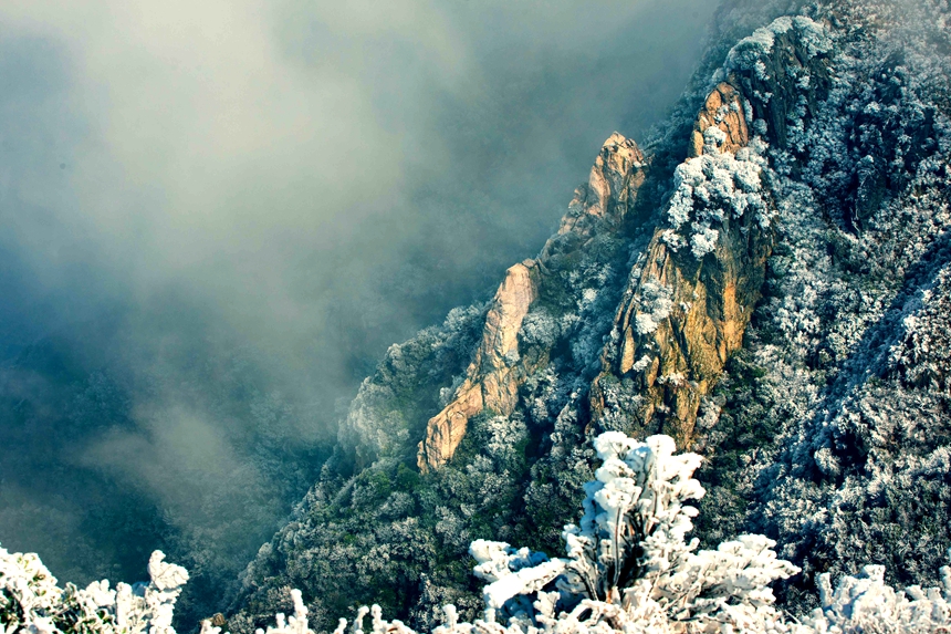 秋山霧凇景觀美如畫。周亞茂攝