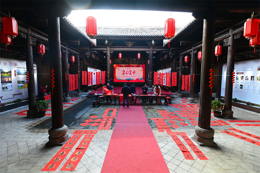 書法愛好者正在書寫春聯。鄧龍華攝