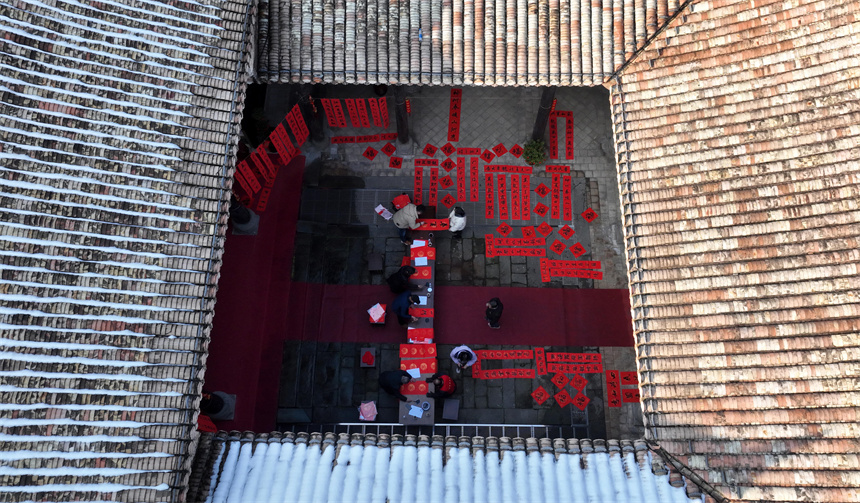 書法愛好者正在書寫春聯。鄧龍華攝