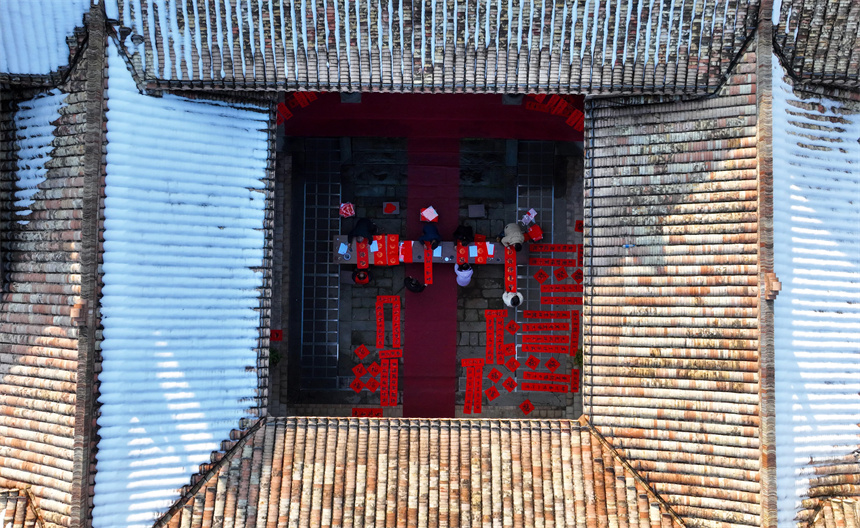 書法愛好者正在書寫春聯。鄧龍華攝