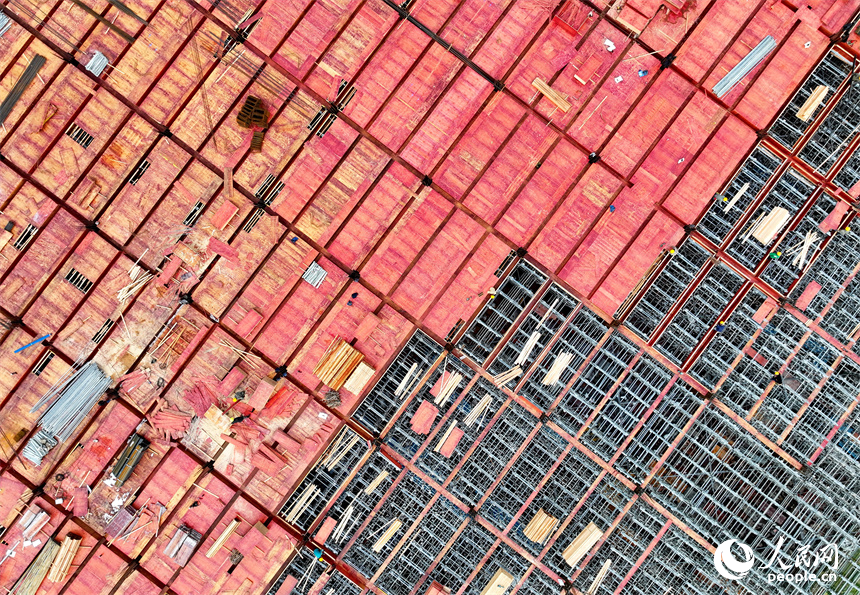 江西潔美電子信息產業園項目，工人堅守一線建設廠房和基樁，現場一派忙碌景象。人民網 朱海鵬攝