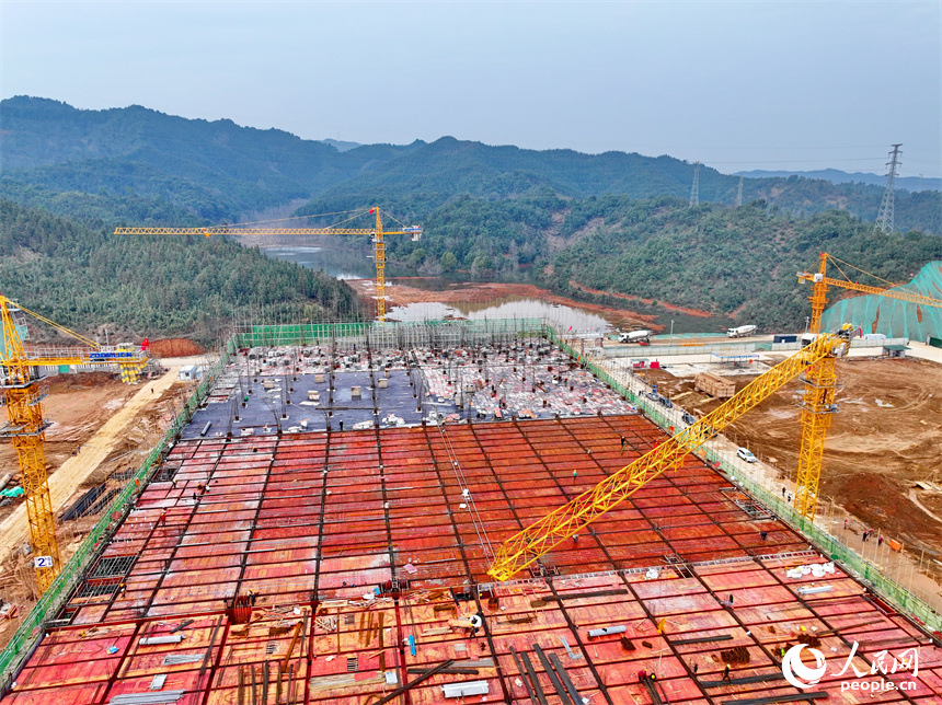 江西潔美電子信息產業園項目，工人堅守一線建設廠房和基樁，現場一派忙碌景象。人民網 朱海鵬攝