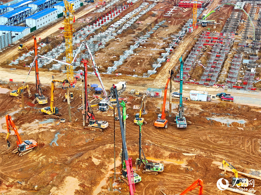 江西潔美電子信息產業園項目，工人堅守一線建設廠房和基樁，現場一派忙碌景象。人民網 朱海鵬攝