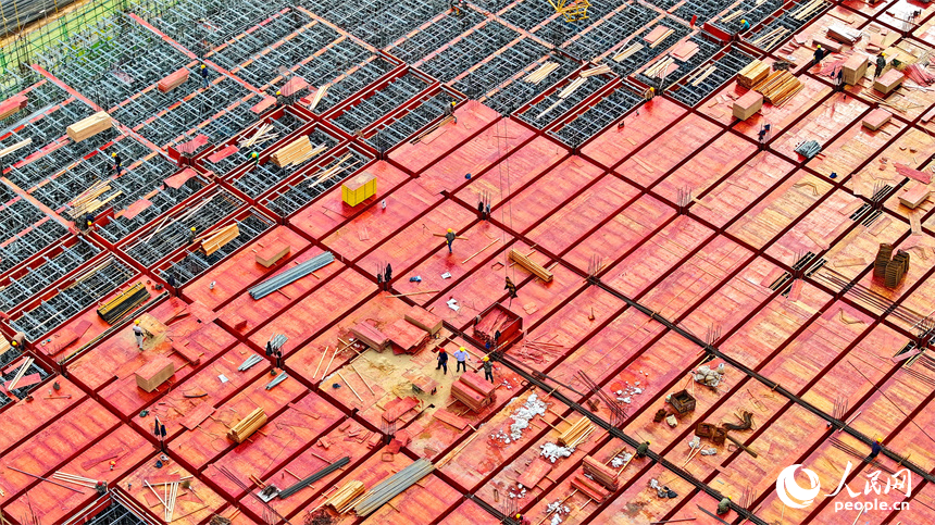 江西潔美電子信息產業園項目，工人堅守一線建設廠房和基樁，現場一派忙碌景象。人民網 朱海鵬攝