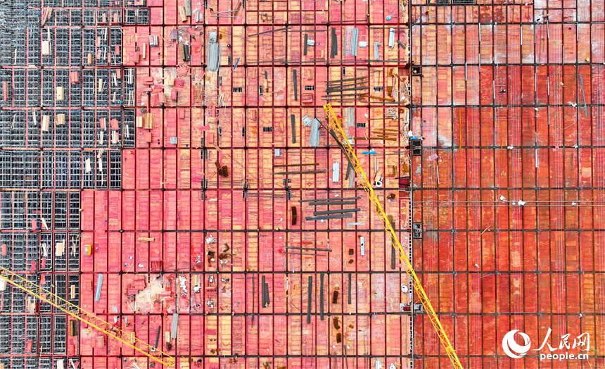 江西潔美電子信息產業園項目，工人堅守一線建設廠房和基樁，現場一派忙碌景象。人民網 朱海鵬攝