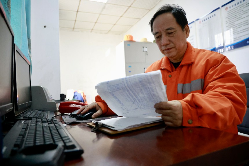 車號員李金饒正在核對電子運統。陸佳駿攝