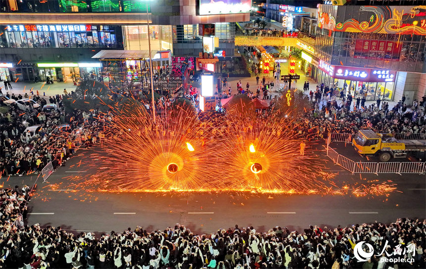 贛州市信豐縣文化公園，非遺打鐵花表演吸引了眾多市民前來觀賞。人民網 朱海鵬攝