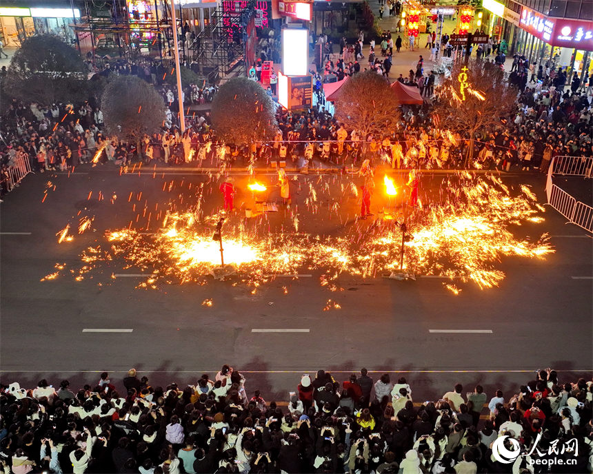 贛州市信豐縣文化公園，非遺打鐵花表演吸引了眾多市民前來觀賞。人民網 朱海鵬攝