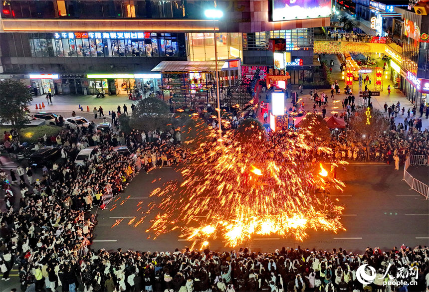 贛州市信豐縣文化公園，非遺打鐵花表演吸引了眾多市民前來觀賞。人民網 朱海鵬攝