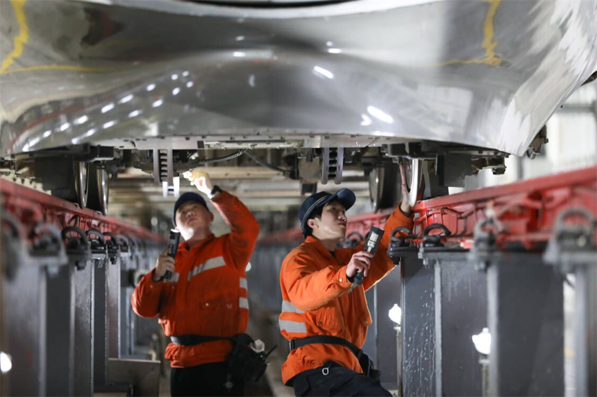 南昌車輛段動車組機械師檢查復興號智能動車組車底走行部。肖堯攝