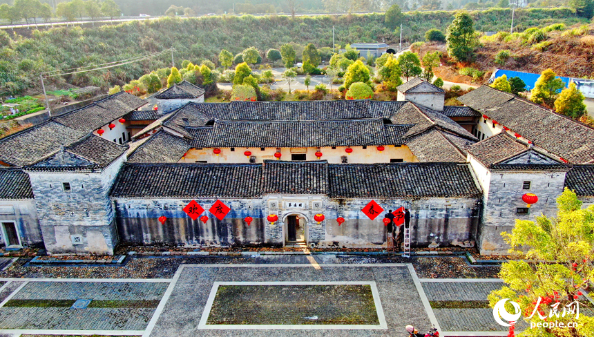 贛州市定南縣歷市鎮修建村，村民在明遠第圍掛紅燈籠。人民網 朱海鵬攝